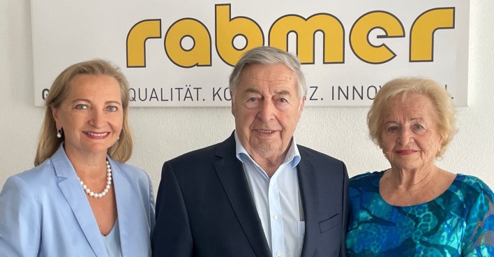Geschäftsführerin Ulrike Rabmer-Koller mit ihren Eltern Josef und Maria.