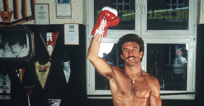 Der deutsche Profi-Boxer im Leichtgewicht, Rene Weller, posiert in seinem Trainingsraum. Aufnahme von 1983.