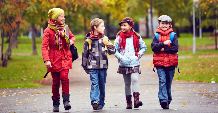 Die selbständige Bewältigung des Schulweges und die Bewegung fördern die Entwicklung der Kinder.
