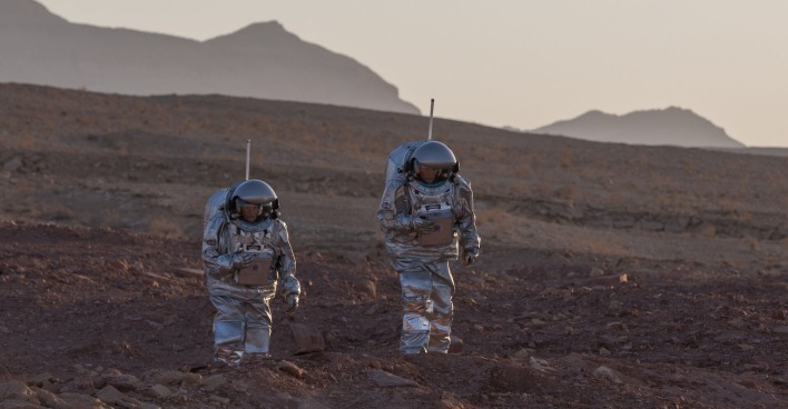Zwei Astronauten auf Mission im Weltraumanzugsimulator.