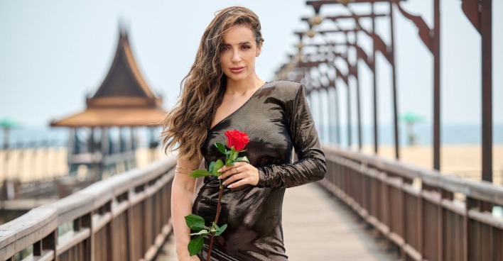 Bachelorette Jenny hält Rose in der Hand