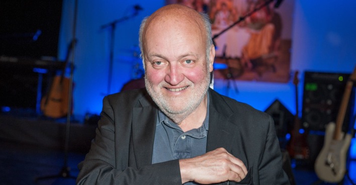 Bernhard Ludwig lachend in Großaufnahme