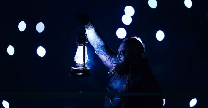 Bray Wyatt bei einer Wrestling-Inszenierung mit einer Laterne.