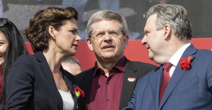 Pamela Rendi-Wagner, Christian Deutsch und Michael Ludwig beim traditionellen Mai-Aufmarsch. Die drei stecken die Köpfe zusammen.