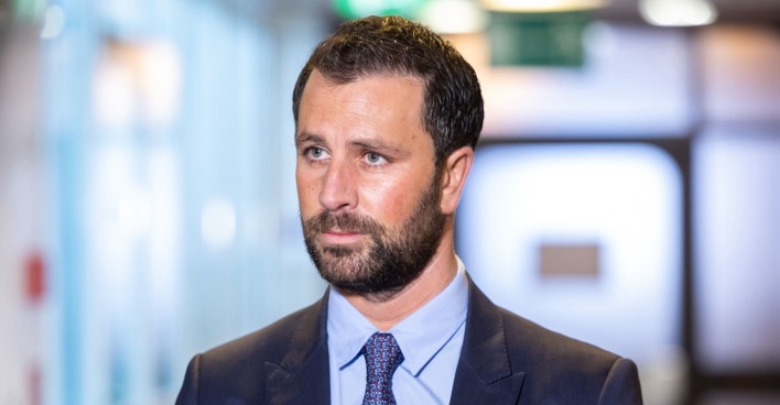 Georg Dornauer in Großaufnahme mit Krawatte und Anzug