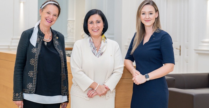 Elisabeth Ponocny-Seliger (Psychologin), Stefanie Christina Huber (Vorstandsvorsitzende der Sparkasse OÖ), Valentina Forster (Spezialistin Veranlagung &amp; Vorsorge, Sparkasse OÖ)