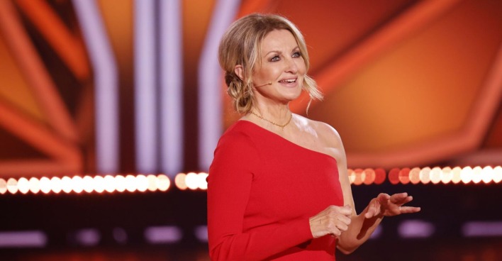 Frauke Ludowig in einem roten Abendkleid.