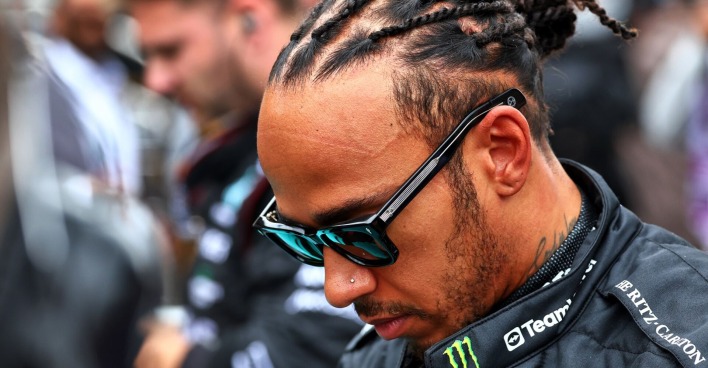 Lewis Hamilton mit Sonnenbrille im Profil