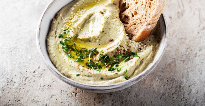 Babaghanoush in Schüssel mit Brot