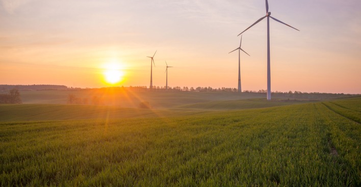 Windpark Anlage bei Sonnenuntergang