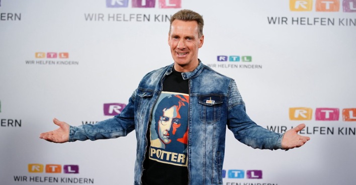 Jürgen Milski in Jeansjacke bei einer Veranstaltung.