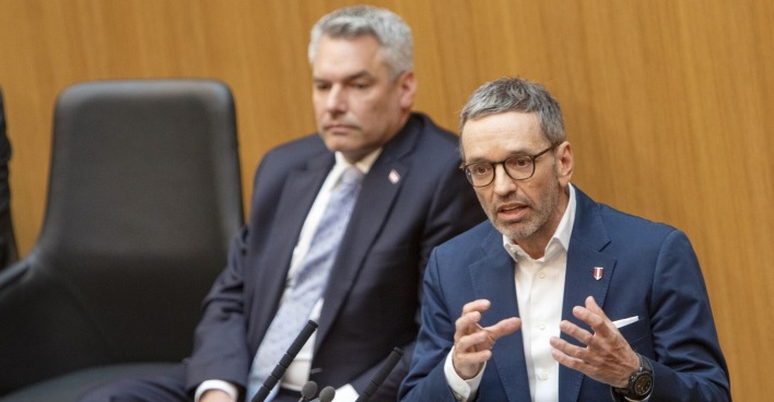 Nehammer und Kickl im Parlament
