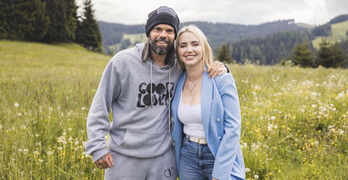 Daniel Köllerer und Cathy Lugner auf einer Wiese.