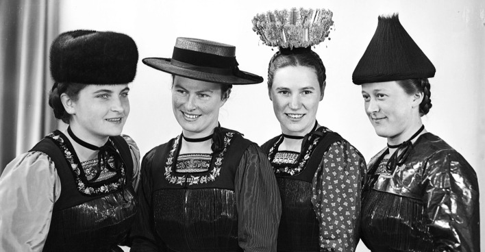 Postkarte „Frauen in Bregenzerwälder Tracht“ von Johann Kaspar Hiller.
