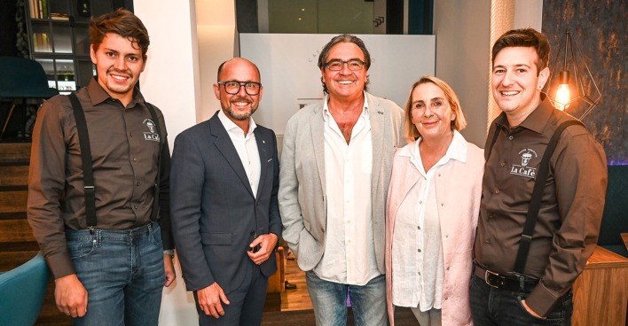 La Cafè-GF Manuel Vetter mit Bregenz Bürgermeister Michael Ritsch, Hausherr Werner Brugger mit Veronika sowie La Cafè-GF Claudio Errico