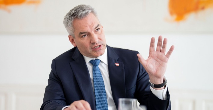 Kanzler Karl Nehammer im Gespräch