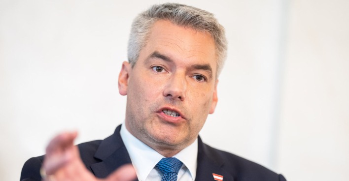Karl Nehammer spricht bei einer Pressekonferenz.