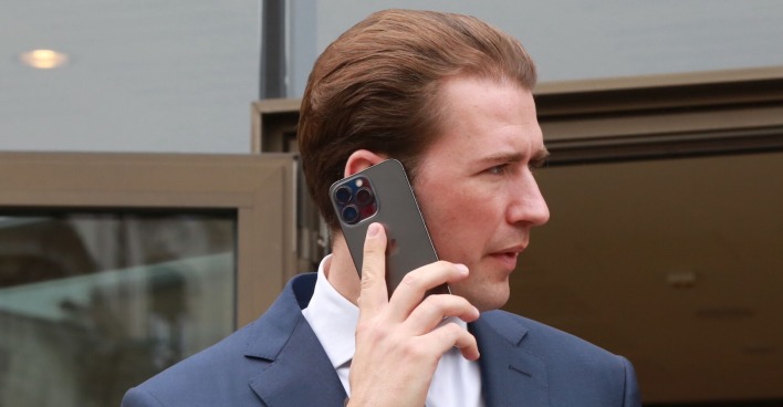 Sebastian Kurz in Großaufnahme im Profil, er telefoniert.