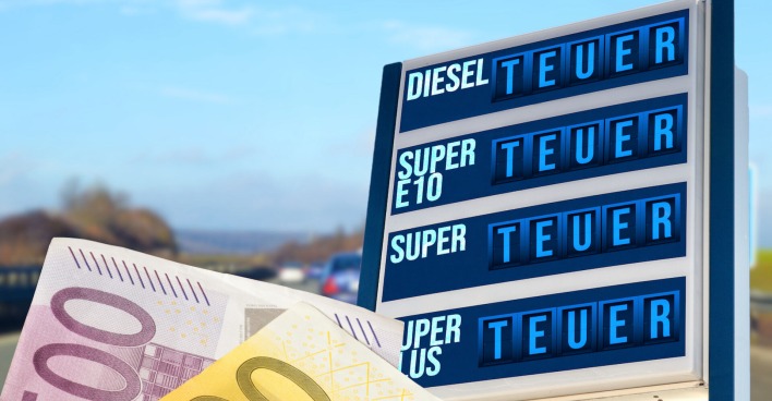 Fotomontage: Geldscheine vor einer Tanktafel, statt wie übliche die Preise, steht bei jedem Produkt "teuer" angeschrieb.