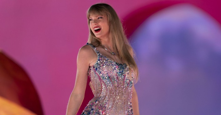 Taylor Swift performt auf der Bühne.