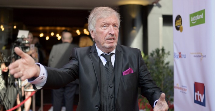 Werner Schulze-Erdel im Anzug und wild gestikulierend.