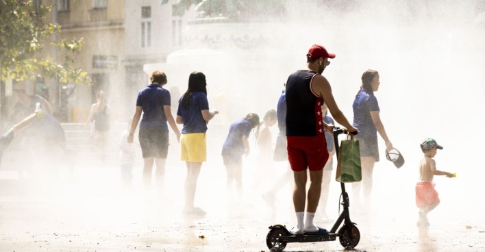 Mehrere Menschen bei extrem heißen Temperaturen.