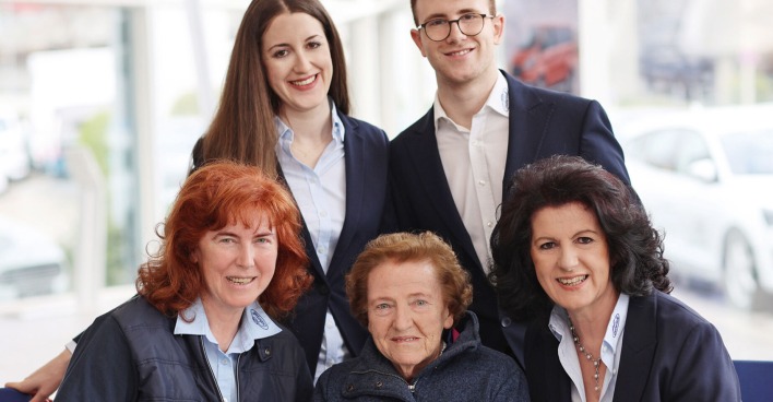 Gruppenfoto der Familie Gaberszik | Credit: Autohaus Gaberszik/Sissi Furgler