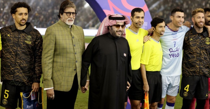 Ein offizieller der Saudi Professional Leauge auf dem Spielfeld mit zwei Schiedsrichtern sowie Cristiano Ronaldo und Sergio Ramos