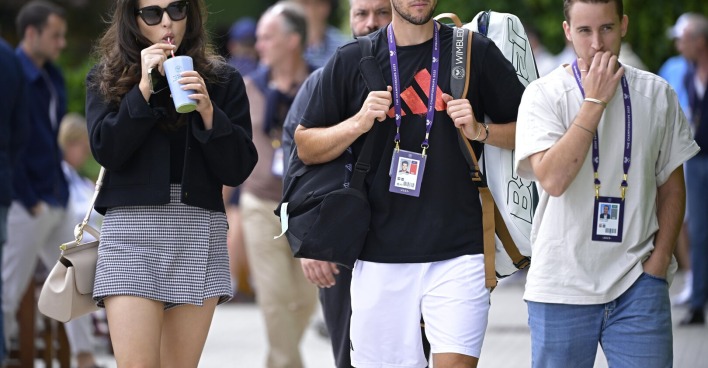 Dominic Thiem schlendert mit Lili Paul-Roncalli durch den Backstage-Bereich eines Tennisturniers