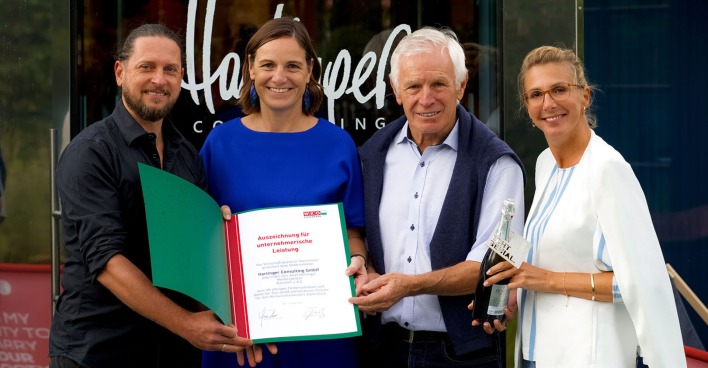 Agenturgründer Sepp Hartinger und Tochter Susanne Hartinger mit Vertretern der Wirtschaftskammer