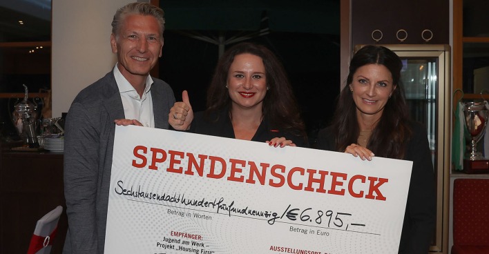 Michael Witsch (Wiener Städtische), Sandra Schimmler (Jugend am Werk) und  Nadja Tanzer (Weekend Magazin) bei der Scheckübergabe.