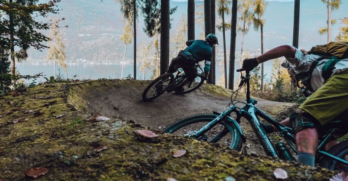 Mountainbike-Fahrer im freien Gelände bei schönem Wetter