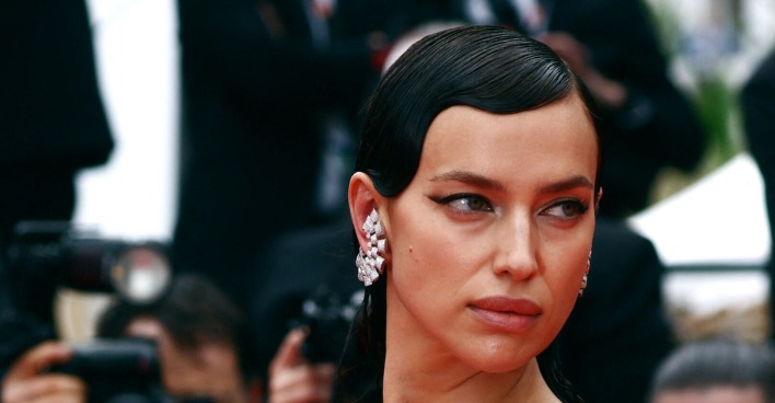 Irina Shayk mit einer Wasserwelle auf dem roten Teppich