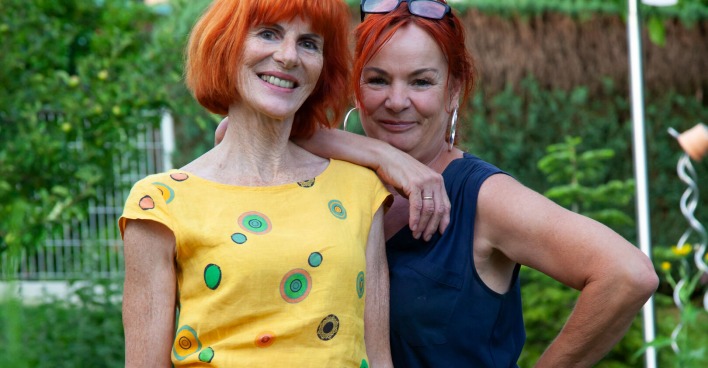 Martha Duschnig und Katharina Schwager mit gelbem T-Shirt und feuerroten Haaren