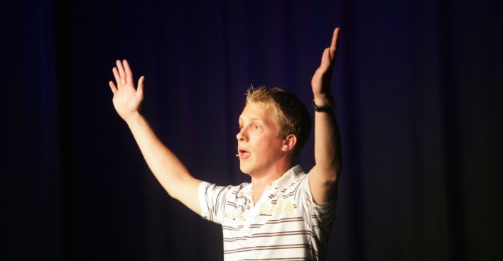 Oliver Pocher mit nach oben geöffneten Händen