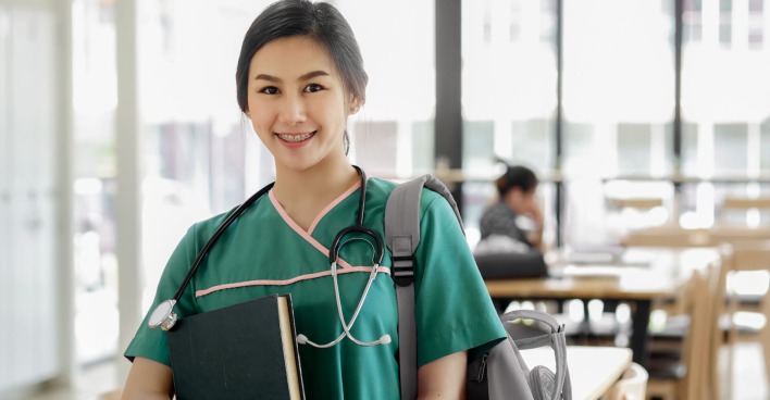 Junge Frau in Ausbildung im medizinischen Bereich
