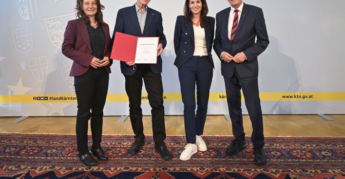 Vertreter vom Land Kärnten mit Günther Prommer, der eine Auszeichnung in den Händen hält