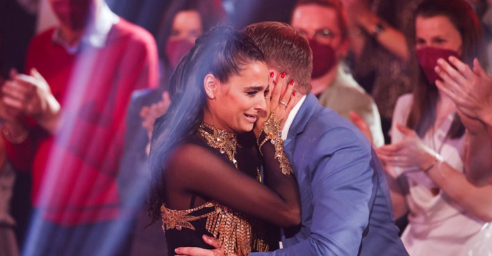 Amira Pocher umarmt weinend Oliver Pocher.