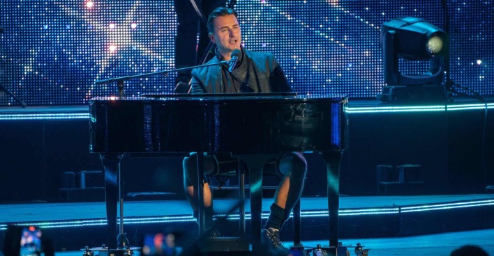 Andreas Gabalier am Klavier auf der Bühne.