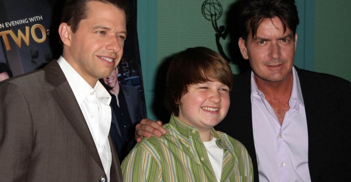 Angus T. Jones mit seinen Serienkollegen aus "Two and a half Man".