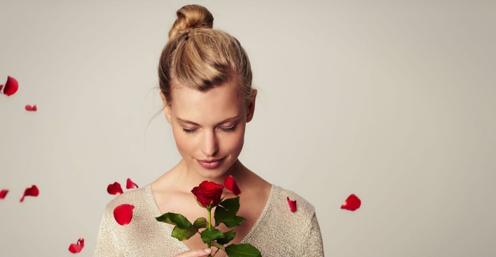 Frau mit roter Rose | Credit: iStock.com/SanneBerg