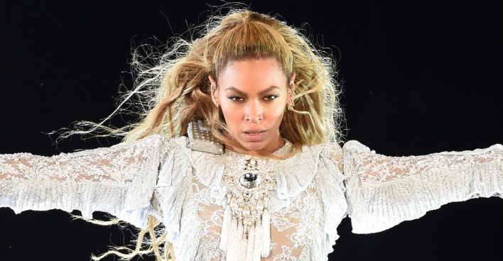 Beyonce bei einem Auftritt in einem weißen Bühnenoutfit
