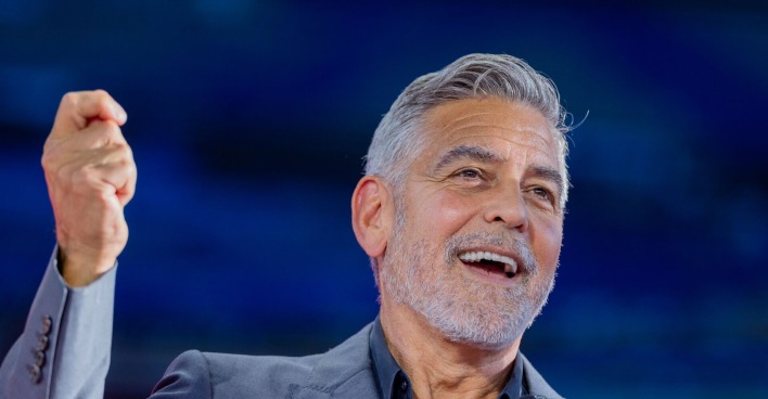 Clooney auf der Bühne für den Deutschen Telekom's Digital X Internet Congress