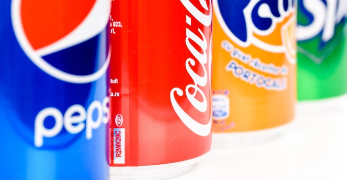 Pepsi-, Cola-, Fanta- und Sprite-Getränkedosen nebeneinander.