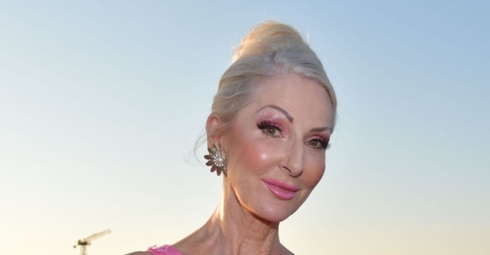 Désirée Nick mit hochgesteckten blonden Haaren vor freien Himmel