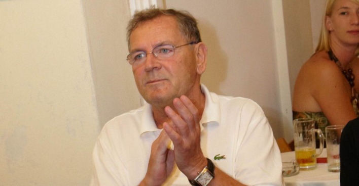 Dieter Witting klatscht in die Hände.