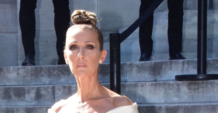 Céline Dion auf den Stufen vor einer Laufstegshow