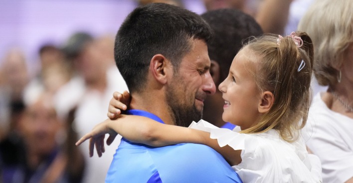 Djokovic schaut seine Tochter an, die er auf dem Arm hält. Er weint.