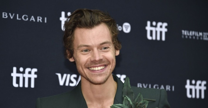 Harry Styles grinst am Red Carpet.