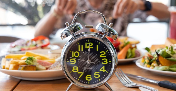 Uhr auf einem Tisch | Credit: iStock.com/Sasithorn Phuapankasemsuk